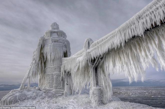 Lighthouse - St Joseph Lighthouse on Lake Michigan - photo by Thomas Zakowski, HotSpot Media ©  SW